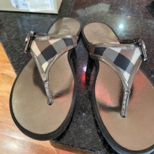 Burberry flip flops nova check plaid